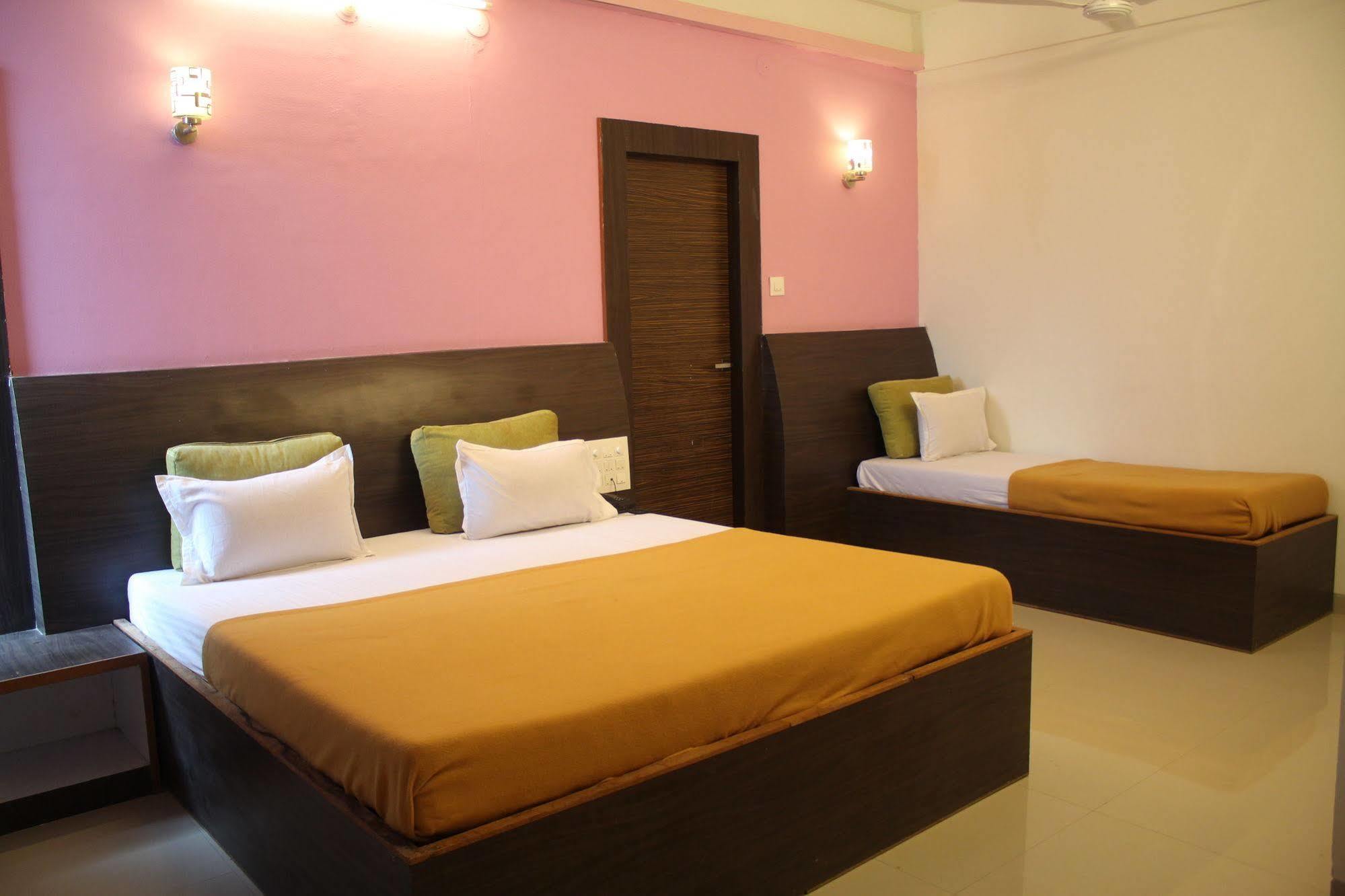 Hotel Malhar Palace Shirdi Dış mekan fotoğraf