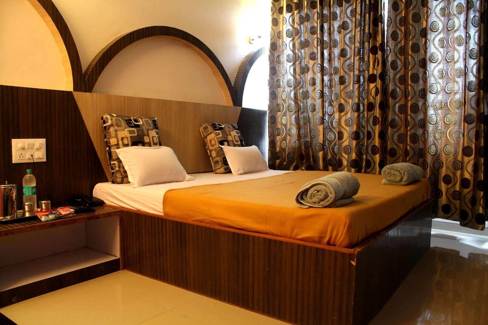 Hotel Malhar Palace Shirdi Dış mekan fotoğraf